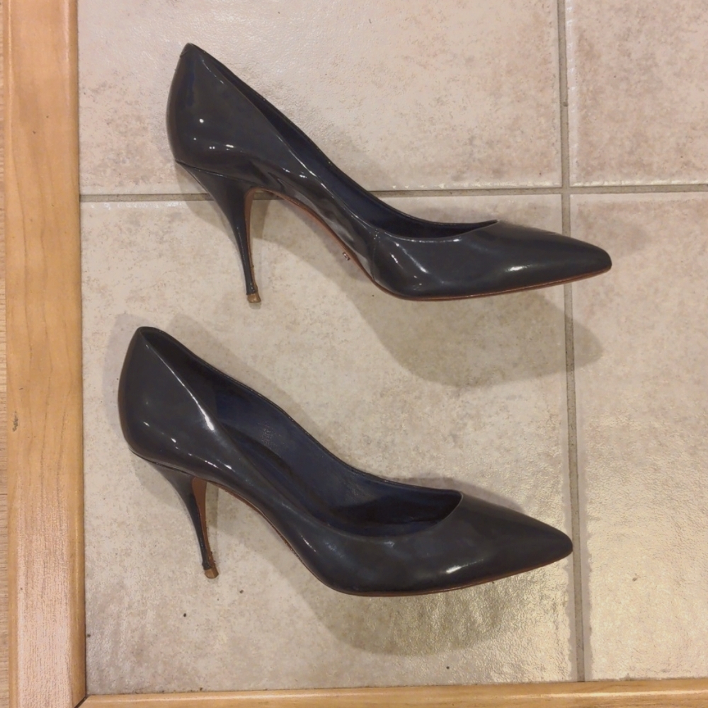 Schutz shiny eggplant Pumps